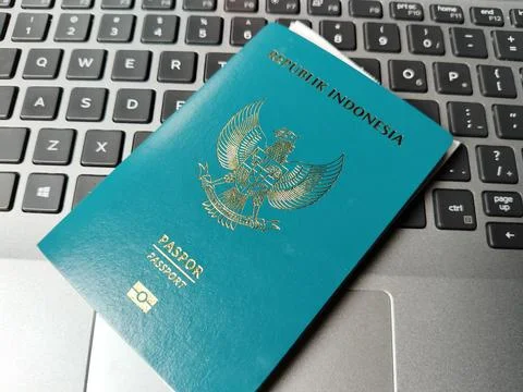 Central Java, Indonesia, August 1, 2026: An Indonesian green passport resting on 库存照片