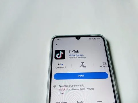 Central Java Indonesia August 14, 2025: Tik tok social media on google play. Фото