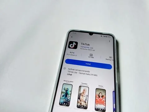 Central Java Indonesia August 14, 2025: Tik tok social media on google play. Stockfoto's