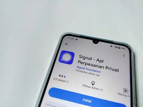 Central Java Indonesia August 14, 2025: Signal app on google play. Stock Photos