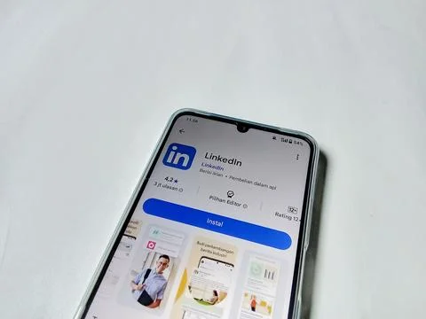 Central Java Indonesia August 14, 2025: Linkedin apps on google play. 写真素材