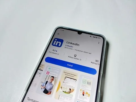 Central Java Indonesia August 14, 2025: Linkedin apps on google play. 写真素材