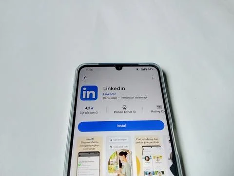 Central Java Indonesia August 14, 2025: Linkedin apps on google play. 写真素材