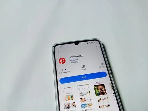 Central Java Indonesia August 14, 2025: Pinterest social media on google play. Foto stock