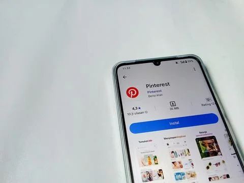 Central Java Indonesia August 14, 2025: Pinterest social media on google play. Foto stock