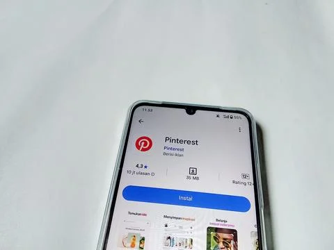 Central Java Indonesia August 14, 2025: Pinterest social media on google play. Stockfoto's