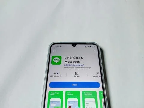 Central Java Indonesia August 14, 2025: Line call &amp; messeges app on google play. Фото