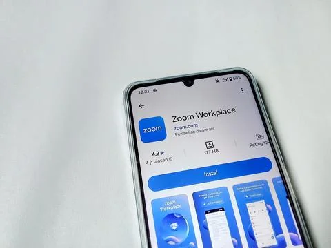 Central Java Indonesia August 14, 2025:  Zoom app on google play. Фото