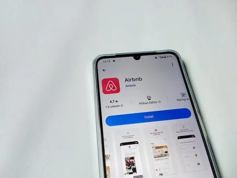 Central Java Indonesia August 14, 2025: Airbnb app on google play. Stock-Fotos