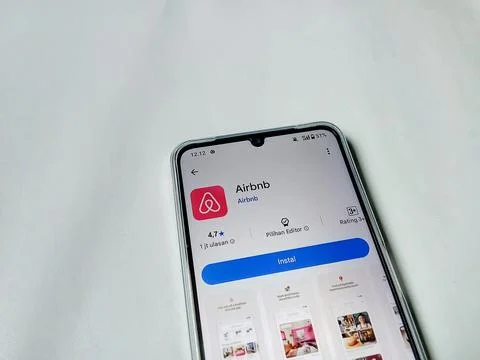 Central Java Indonesia August 14, 2025: Airbnb app on google play. 写真素材