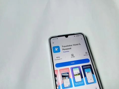 Central Java Indonesia August 14, 2025: Traveloka app on google play. 스톡 사진