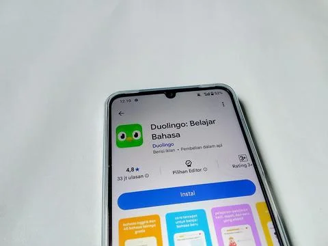 Central Java Indonesia August 14, 2025: Duolingo app on google play. Stockfoto's