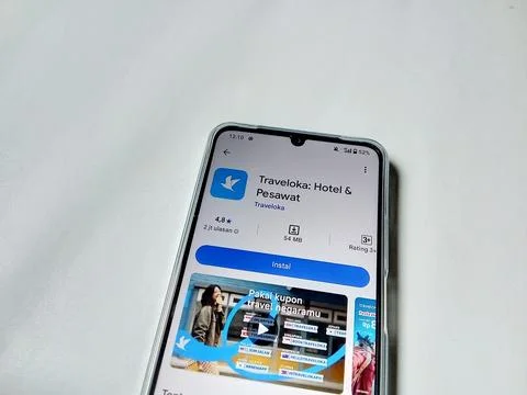 Central Java Indonesia August 14, 2025: Traveloka app on google play. 스톡 사진