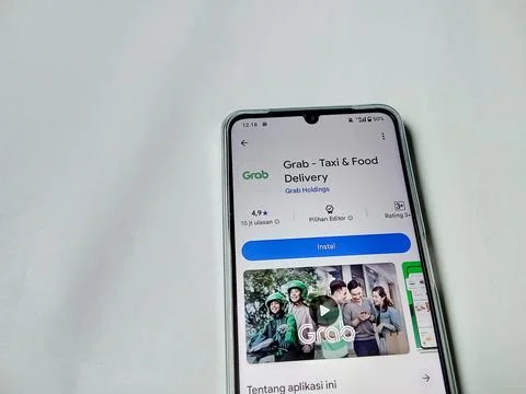 Central Java Indonesia August 14, 2025:  Grab app on google play. 스톡 사진