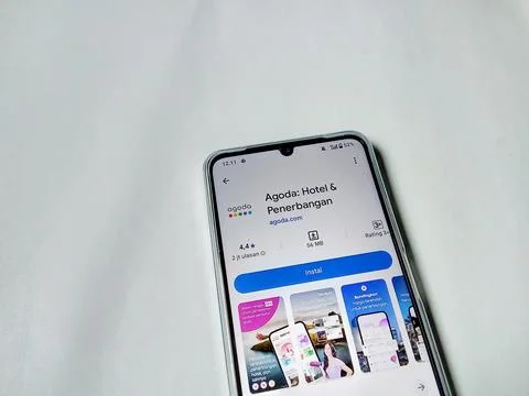 Central Java Indonesia August 14, 2025:  Agoda app on google play. Fotos Stock