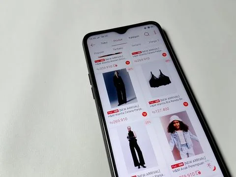 Central Java Indonesia August 14, 2025: fashion outfits in online e-commerce. 库存照片