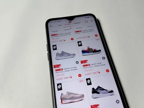 Central Java Indonesia August 14, 2025: fashion outfits in online e-commerce. 库存照片