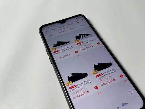 Central Java Indonesia August 14, 2025: fashion outfits in online e-commerce. 库存照片