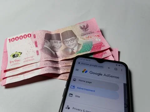 Central Java Indonesia August 14, 2025: google adsense make money online on the  Фото