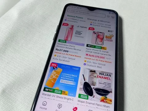 Central Java Indonesia August 25, 2025: Smartphone screen display, e-commerce  Stockfoto's