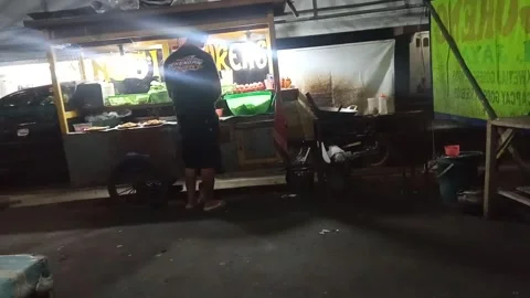 Central Java Indonesia December 29, 2025: fried rice seller, street food at nigh 動画素材 325384965