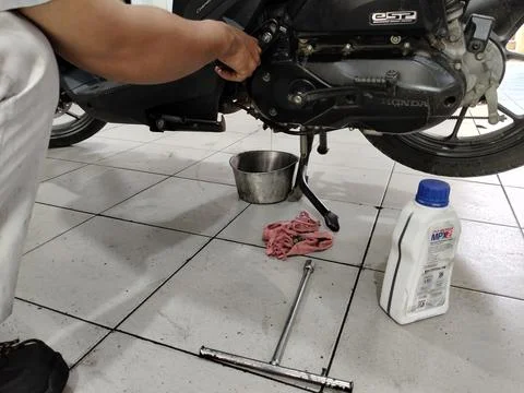 Central Java, Indonesia, February 13, 2026: The process of changing the engine o Stockfoto's