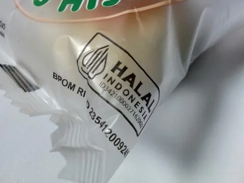 Central Java Indonesia February 15, 2025: halal logo on packaging. 스톡 사진