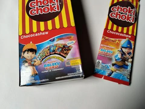 Central Java Indonesia February 15, 2026: Choki Choki monsta Galaxy Card Fotos Stock