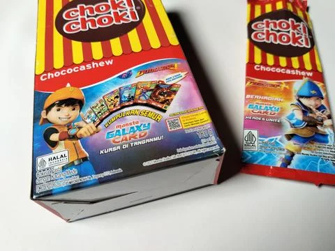 Central Java Indonesia February 15, 2026: Choki Choki monsta Galaxy Card Stockfoto's