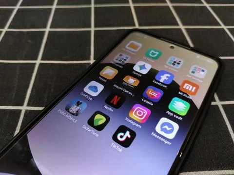 Central Java Indonesia January 14, 2026: Redmi Note 14 5G, smartphone apps. 스톡 사진