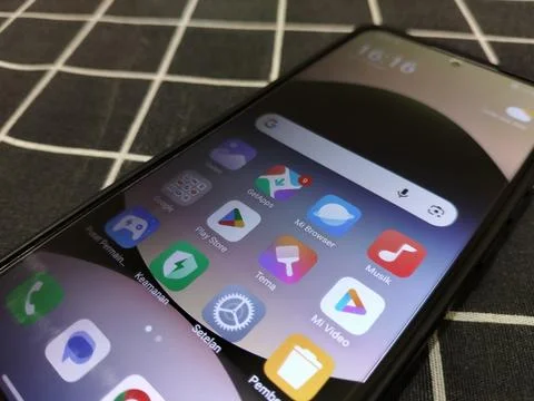 Central Java Indonesia January 14, 2026: Redmi Note 14 5G, smartphone apps. Fotos de archivo