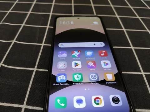 Central Java Indonesia January 14, 2026: Redmi Note 14 5G, smartphone apps. 스톡 사진