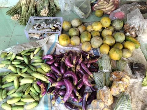 Central Java Indonesia January 24 2026: Fruit and vegetable traders, traditional Fotos de archivo