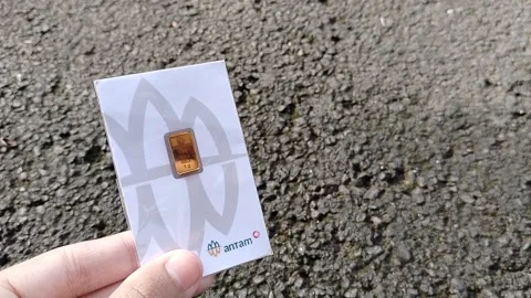 Central Java, Indonesia, January 30, 2026: Illustration of gold bullion. Vídeos de archivo 327893216