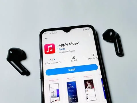 Central Java Indonesia July 23, 2025: Apple music app on play store. 스톡 사진