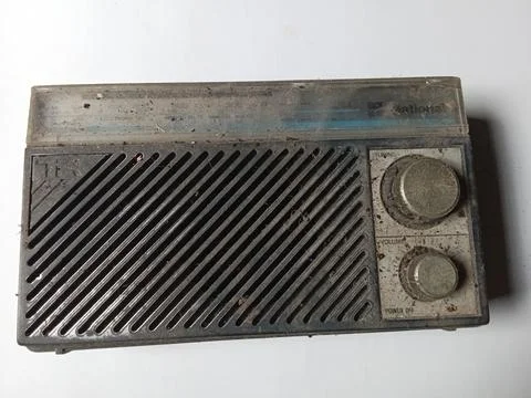 Central Java Indonesia June 16, 2025: An old radio that has not been used for a  Foto stock