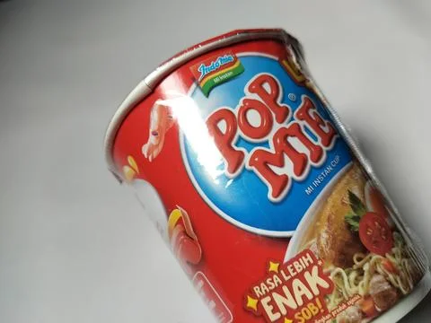 Central Java, Indonesia – June 8, 2026: Close-up view of Pop Mie chicken flavor  Stock-Fotos