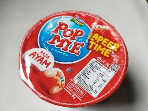 Central Java, Indonesia – June 8, 2026: Close-up view of Pop Mie chicken flavor  Stock-Fotos