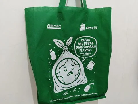 Central Java, Indonesia, March 28, 2026: Green campaign by Alfamart featuring  Stockfoto's