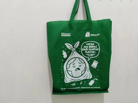 Central Java, Indonesia, March 28, 2026: Green campaign by Alfamart featuring  스톡 사진