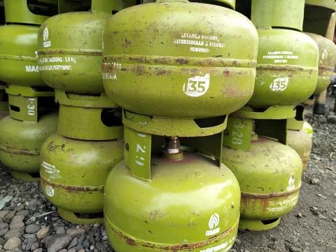 Central Java Indonesia March 5, 2026: Green 3 kg LPG gas cylinder commonly used  Stock-Fotos