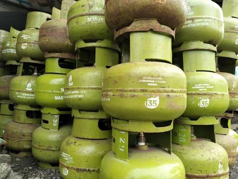 Central Java Indonesia March 5, 2026: Green 3 kg LPG gas cylinder commonly used  Stock-Fotos
