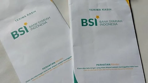 Central Java, Indonesia – May 10, 2026: A Bank Syariah Indonesia (BSI) money env Vídeos de archivo 337081504