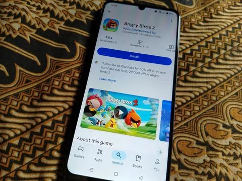 Central Java Indonesia May 13, 2026: Enjoy the classic Angry Birds game  Fotos de archivo