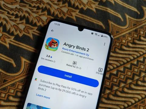 Central Java Indonesia May 13, 2026: Enjoy the classic Angry Birds game  库存照片