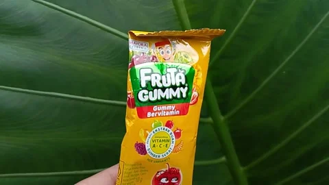 Central Java Indonesia November 12, 2025: Fruta Gummy is a sweet jelly candy. Vídeo Stock 323722556
