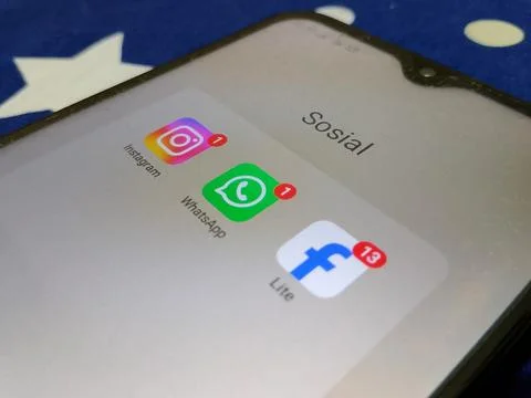Central Java Indonesia November 12, 2025: Social media application icons 库存照片