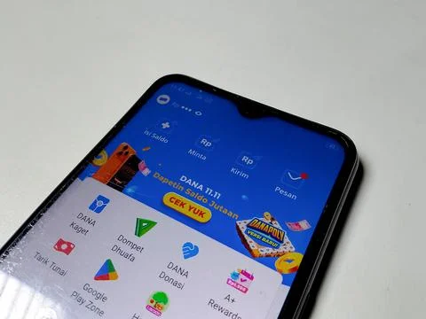 Central Java Indonesia November 14, 2025: DANA is a digital financial service  Foto stock