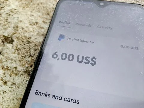 Central Java Indonesia November 27, 2025: Balance in the PayPal application. Foto stock