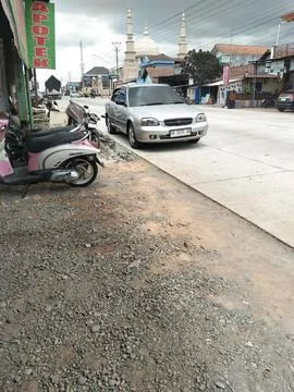 CENTRAL JAVA, INDONESIA - OCT 24, 2026: A street scene showing a parked silver S Stock-Fotos